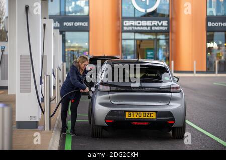 La foto del 2020 dicembre mostra un conducente che carica la sua auto al primo piazzale elettrico del Regno Unito a Braintree, Essex, che è ora completato e sarà aperto lunedì 7 dicembre. Il primo piazzale elettrico del Regno Unito si è aperto oggi – con la possibilità di caricare le auto in soli 20 minuti. Il sito in Braintree, Essex, è il primo di circa 100 previsioni elettriche da costruire intorno al paese nei prossimi cinque anni come parte di un programma di £1 miliardo. Era prevista l'apertura nel mese di novembre, ma è stata ritardata a causa della pandemia del coronavirus e del secondo blocco nazionale. Foto Stock