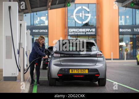 La foto del 2020 dicembre mostra un conducente che carica la sua auto al primo piazzale elettrico del Regno Unito a Braintree, Essex, che è ora completato e sarà aperto lunedì 7 dicembre. Il primo piazzale elettrico del Regno Unito si è aperto oggi – con la possibilità di caricare le auto in soli 20 minuti. Il sito in Braintree, Essex, è il primo di circa 100 previsioni elettriche da costruire intorno al paese nei prossimi cinque anni come parte di un programma di £1 miliardo. Era prevista l'apertura nel mese di novembre, ma è stata ritardata a causa della pandemia del coronavirus e del secondo blocco nazionale. Foto Stock