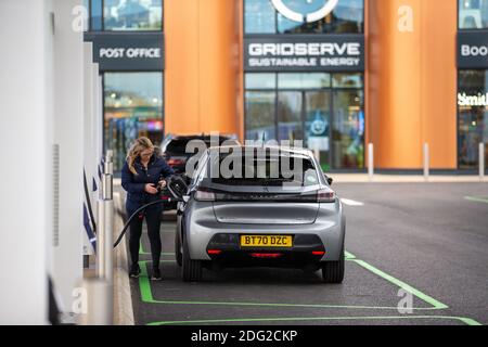 La foto del 2020 dicembre mostra un conducente che carica la sua auto al primo piazzale elettrico del Regno Unito a Braintree, Essex, che è ora completato e sarà aperto lunedì 7 dicembre. Il primo piazzale elettrico del Regno Unito si è aperto oggi – con la possibilità di caricare le auto in soli 20 minuti. Il sito in Braintree, Essex, è il primo di circa 100 previsioni elettriche da costruire intorno al paese nei prossimi cinque anni come parte di un programma di £1 miliardo. Era prevista l'apertura nel mese di novembre, ma è stata ritardata a causa della pandemia del coronavirus e del secondo blocco nazionale. Foto Stock