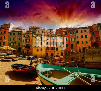 Cinque Terre, Italia. Meravigliosa vista classica delle barche con edifici colorati Foto Stock