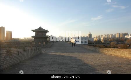 Datong, provincia di Shanxi in Cina. Una vista sulla parte superiore delle mura restaurate della citta' di Datong, vista dal sole del tardo pomeriggio. Foto Stock