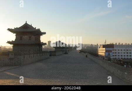 Datong, provincia di Shanxi in Cina. Una vista sulla parte superiore delle mura restaurate della citta' di Datong, vista dal sole del tardo pomeriggio. Foto Stock