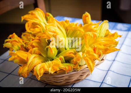 Cestino pieno di bellissimi fiori di zucchine Foto Stock