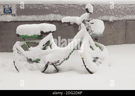 Bicicletta coperta di neve in città in inverno Foto Stock