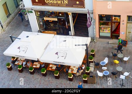 TALLIN, ESTONIA - 16 LUGLIO 2019: Vista aerea del ristorante di strada in una città vecchia di Tallinn, Estonia Foto Stock
