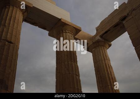 Antiche colonne si trovano nell'Acropoli di Atene, Grecia, 19 novembre 2019. Foto Stock