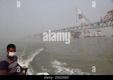 Vista del Ponte Padma in costruzione sul fiume Padma vicino a Dhaka, Bangladesh, il 7 dicembre 2020. Padma Bridge una delle più grandi infrastrutture Foto Stock