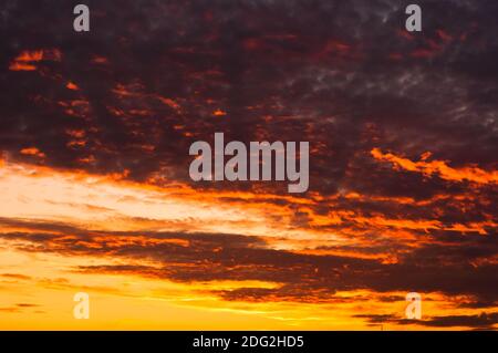 Scena serale di un'area urbana con nuvole rosse Foto Stock