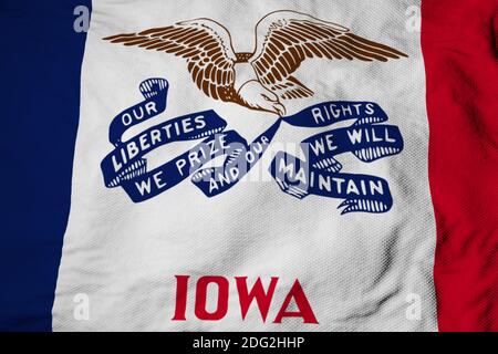 Primo piano di un fotogramma intero su una bandiera ondulata dell'Iowa (USA) nel rendering 3D. Foto Stock