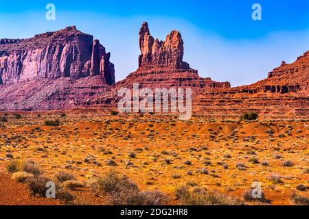 Colorato seduto Hen Butte Rock formazione Canyon faccia Cliff Desert Monument Valley Utah. Foto Stock