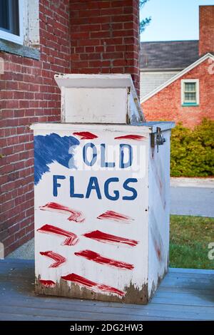 Una vecchia scatola di raccolta bandiere presso il locale Americon Legion Post, n. 85. A Blue Hill, Maine. Foto Stock