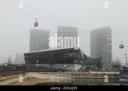 Le funivie Emirates scivolano oltre il Cristallo mentre scendono nella stazione Royal Docks.London è stata travolta da una fitta nebbia che ha ridotto la visibilità a meno di 200 metri e le temperature si sono ridotte al di sotto di 3 gradi centigradi. Foto Stock