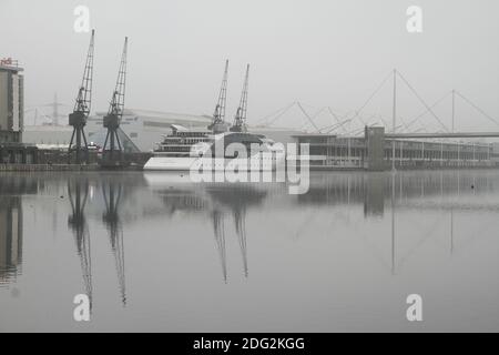 Londra, Regno Unito. 7 Dic 2020. L'hotel galleggiante Sunborn London attraccato dall'Excel Centre presso i London Royal Docks era appena visibile a causa della nebbia. Londra è stata travolta da una fitta nebbia che ha ridotto la visibilità a meno di 200 metri e temperature ridotte a meno di 3 gradi centigradi. Credit: David Mbiyu/SOPA Images/ZUMA Wire/Alamy Live News Foto Stock