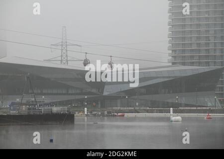 Londra, Regno Unito. 7 Dic 2020. Le funivie Emirates scivolano oltre il Cristallo mentre scendono nella stazione Royal Docks.London è stata travolta da una fitta nebbia che ha ridotto la visibilità a meno di 200 metri e le temperature si sono ridotte al di sotto di 3 gradi centigradi. Credit: David Mbiyu/SOPA Images/ZUMA Wire/Alamy Live News Foto Stock