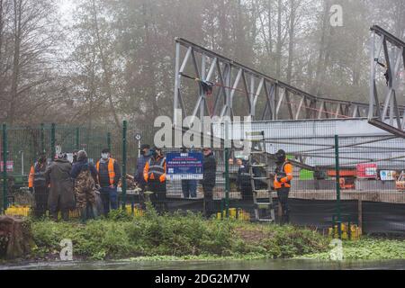 Denham, Regno Unito. 7 dicembre 2020. Gli attivisti anti-HS2 si avvicinano ad un composto contenente personale di sicurezza HS2 che lavora alla costruzione di un ponte sul fiume Colne in connessione con il collegamento ferroviario ad alta velocità HS2. Gli attivisti continuano a resistere al controverso progetto ferroviario di £106 miliardi da una serie di campi di protesta basati sulla sua rotta iniziale tra Londra e Birmingham. Credit: Mark Kerrison/Alamy Live News Foto Stock