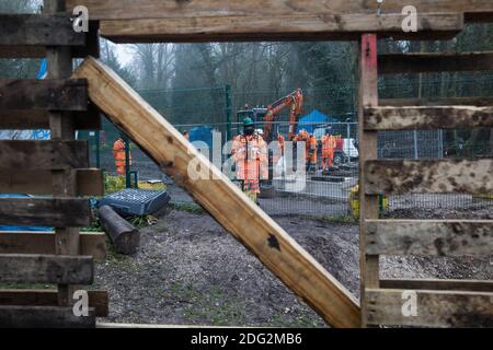 Denham, Regno Unito. 7 dicembre 2020. Le guardie di sicurezza HS2 sono viste attraverso una barricata al campo di protezione di Denham Ford. Gli attivisti anti-HS2 continuano a resistere al controverso progetto ferroviario ad alta velocità £106 miliardi di una serie di campi di protesta basati sulla sua rotta iniziale tra Londra e Birmingham. Credit: Mark Kerrison/Alamy Live News Foto Stock