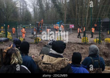 Denham, Regno Unito. 7 dicembre 2020. Gli attivisti anti-HS2 nel campo di protezione di Denham Ford osservano gli appaltatori e le guardie di sicurezza che lavorano sulle fondamenta di un ponte sul fiume Colne in connessione con il collegamento ferroviario ad alta velocità HS2. Gli attivisti continuano a resistere al controverso progetto ferroviario di £106 miliardi da una serie di campi di protesta basati sulla sua rotta iniziale tra Londra e Birmingham. Credit: Mark Kerrison/Alamy Live News Foto Stock