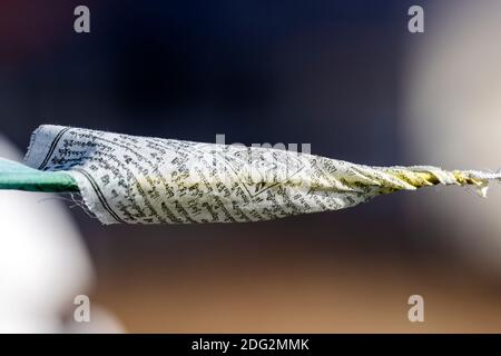 Bandiere tradizionali buddiste di preghiera che soffiano nel vento; Salida; Colorado; USA Foto Stock