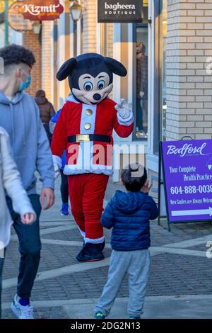 Topolino con costume da Babbo Natale, Fort Langley, British Columbia, Canada Foto Stock