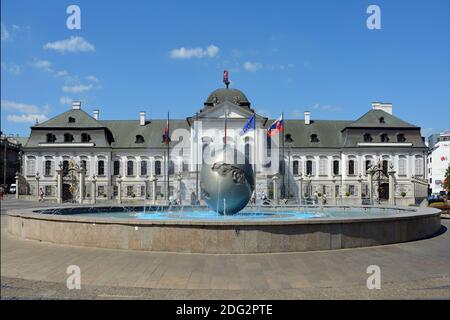 Palazzo Grassalkovich con il Monumento mondo a Bratislava con la residenza ufficiale del presidente slovacco. Foto Stock