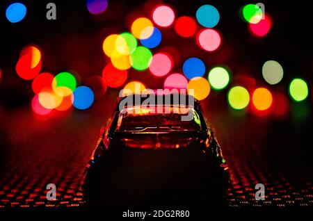 Un'auto giocattolo è silhouette da Christmas Lights, 1 gennaio 2017, a Coden, Alabama. (Foto di Carmen K. Sisson/Cloudybright) Foto Stock