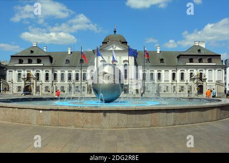 Palazzo Grassalkovich con il Monumento mondo a Bratislava con la residenza ufficiale del presidente slovacco. Foto Stock