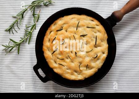 Rosemary Skillet Focaccia fatta in casa, vista dall'alto. Posa piatta, sovratesta, dall'alto. Foto Stock