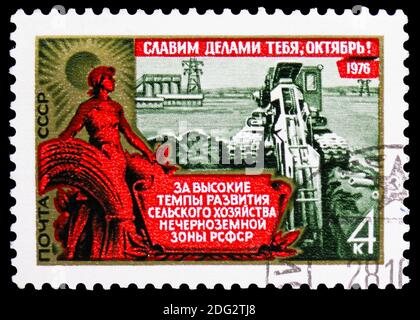 MOSCA, RUSSIA - 10 NOVEMBRE 2018: Un francobollo stampato in URSS (Russia) dedicato al 5nono anniversario della Grande Rivoluzione d'Ottobre, serie di rivoluzioni di Ottobre Foto Stock