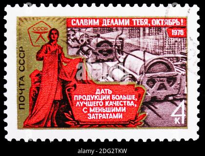 MOSCA, RUSSIA - 10 NOVEMBRE 2018: Un francobollo stampato in URSS (Russia) mostra industria, serie di rivoluzione ottobre, circa 1976 Foto Stock