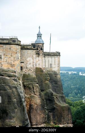 Parte della Fortezza di koenigstein, situata in rocce, Germania Foto Stock