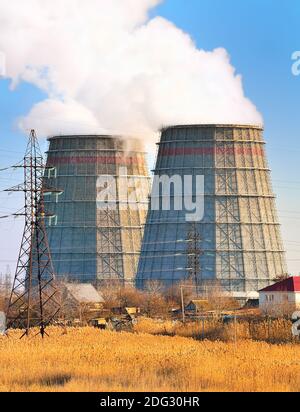 Torre di raffreddamento ad acqua del sistema con emissione di vapore durante il raffreddamento termico centrale elettrica Foto Stock