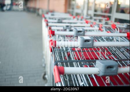 Vicino al centro commerciale, si trova una parte dei carrelli per lo shopping Foto Stock