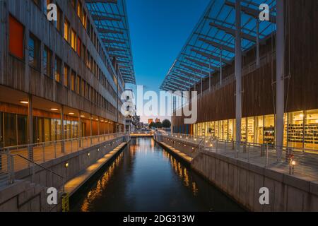 Oslo, Norvegia. Astrup Fearnley Museo di Arte moderna, residenze multi-piano case nel quartiere Aker Brygge in estate sera. Famoso e popolare Foto Stock