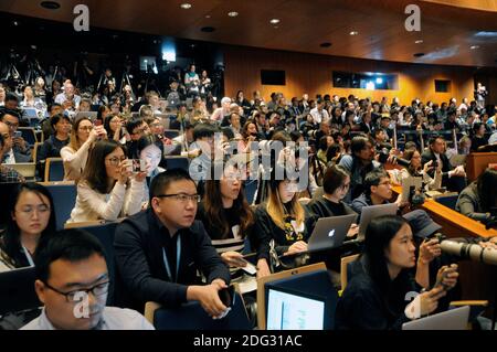 I membri del pubblico ascoltano il biologo cinese He Jiankui, che ha tenuto una presentazione all'Università di Hong Kong durante il secondo Summit Internazionale sull'editing umano del genoma. Aveva alterato biologicamente il genoma di due gemelli nel tentativo di renderli resistenti all'AIDS, cosa che aveva il loro padre biologico. Fu condannato dalla comunità scientifica, e fu messo in custodia subito dopo il suo discorso e fu infine incarcerato. Foto Stock