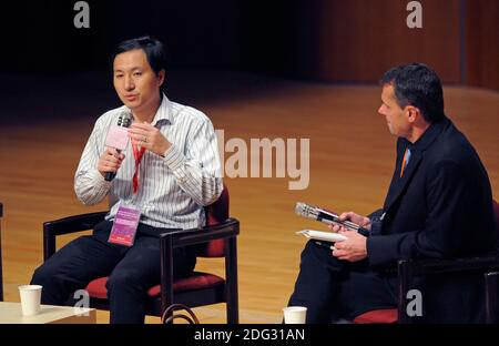 Il biologo cinese He Jiankui ha tenuto una presentazione all'Università di Hong Kong durante il secondo Summit Internazionale sull'editing umano del genoma. Aveva alterato biologicamente il genoma di due gemelli nel tentativo di renderli resistenti all'AIDS, cosa che aveva il loro padre biologico. Fu condannato dalla comunità scientifica, e fu messo in custodia subito dopo il suo discorso e fu infine incarcerato. Sulla destra si trova Matthew Porteus dell'Università di Stanford. Foto Stock