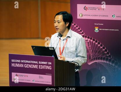 Il biologo cinese He Jiankui ha tenuto una presentazione all'Università di Hong Kong durante il secondo Summit Internazionale sull'editing umano del genoma. Aveva alterato biologicamente il genoma di due gemelli nel tentativo di renderli resistenti all'AIDS, cosa che aveva il loro padre biologico. Fu condannato dalla comunità scientifica, e fu messo in custodia subito dopo il suo discorso e fu infine incarcerato. Foto Stock