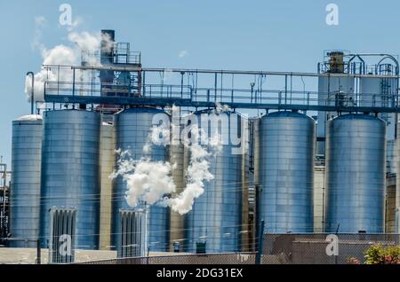 Stabilimento industriale in una giornata di sole Foto Stock
