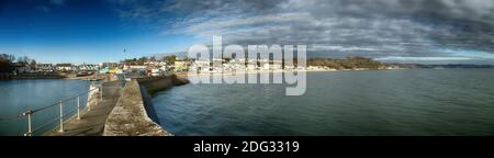 Panorama di Saundersfoot Harbour, Pembrokeshire, Galles, in alta marea in inverno. Foto Stock