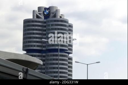 Sede BMW a Monaco. Torre a quattro cilindri. Concetto innovativo di design degli edifici Foto Stock