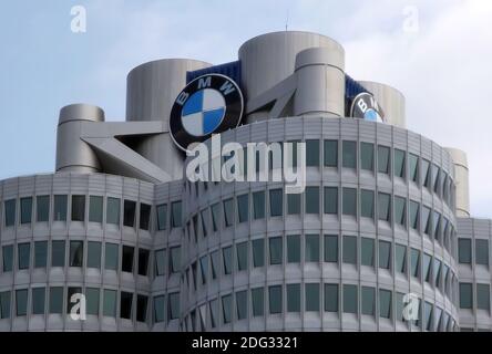 Sede BMW a Monaco. Torre a quattro cilindri. Concetto innovativo di design degli edifici Foto Stock