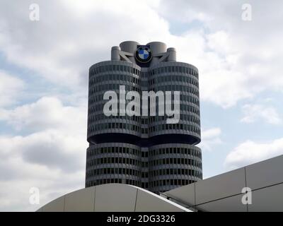 Sede BMW a Monaco. Torre a quattro cilindri. Concetto innovativo di design degli edifici Foto Stock