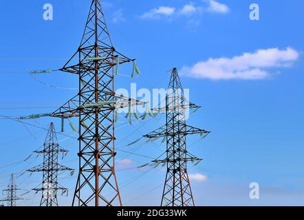 Torre tangente di una rete elettrica ad alta tensione Foto Stock