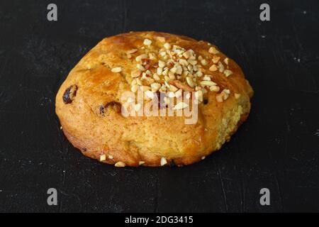 Un unico biscotto di farinata d'avena fatto in casa dolce sano su sfondo scuro. Spazio di copia. Foto Stock