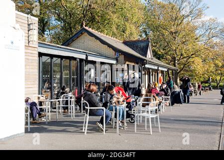 Lakeside Café Alexandra Palace Park con persone che mangiano all'aperto in autunno, London Borough of Haringey Foto Stock