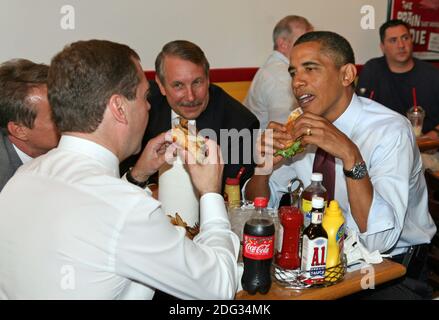 Il presidente DEGLI STATI UNITI Barack Obama e il presidente della Russia Dmitry Medvedev godono i loro cheeseburgers e patatine fritte al Ray's Hell Burger ad Arlington, VA, USA il 24 giugno 2010. Foto di Martin H. Simon/ABACAPRESS.COM Foto Stock
