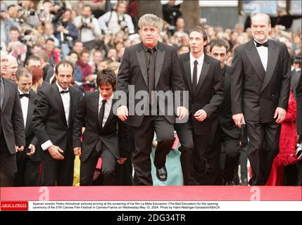 File photo : il regista spagnolo Pedro Almodovar ha ritratto di arrivare alla proiezione del suo film la Mala Educatacion (la cattiva Educazione) per la cerimonia di apertura del 57° Festival di Cannes a Cannes-Francia mercoledì 12 maggio 2004. L'iconico regista e sceneggiatore spagnolo Pedro Almodovar è stato nominato presidente della giuria per la settesima edizione del Festival del Cinema di Cannes. I film di Almodovar sono stati in corsa cinque volte per l'ambita Palme d'Or, succedendo a Mad Max: Direttore di Fury Road George Miller come presidente della giuria. Foto di Hahn-Nebinger-Gorassini/ABAC Foto Stock