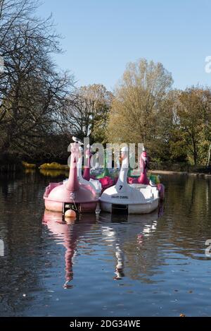 Pedalò o pedalò ormeggiati sul lago Alexandra Palace Park, London Borough of Haringey Foto Stock