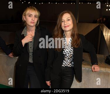 File photo - Isabelle Huppert e sua figlia Lolita Chammah partecipano alla mostra di collezione di Agnes B Autunno-Inverno 2014/2015 Ready-to-Wear tenutasi al Palais de Tokyo a Parigi, Francia il 4 marzo 2014. Isabelle Huppert ha vinto il miglior attore di drama di film a 2017 globi d'oro. Foto di Laurent Zabulon/ABACAPRESS.COM Foto Stock