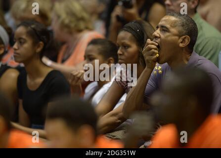 Il presidente DEGLI STATI UNITI Barack Obama e la prima signora Michelle Obama con le figlie Malia e Sasha partecipano alla partita di pallacanestro dell'università Oregon state vs Akron al torneo Diamond Head Classic al Manoa Stan Sheriff Center a Honolulu, Hawaii, USA il 22 dicembre 2013. Lo stato dell'Oregon è istruito dal fratello di Michelle Obama, Craig Robinson. Foto di Cory Lum/ABACAPRESS.COM Foto Stock