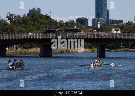 Melbourne, Australia, 4 dicembre 2020. I vogatori tornano allo Yarra durante il trentacinquesimo giorno di zero casi COVID-19 a Victoria, Australia. Lo sport scolastico e comunitario sta aumentando e, man mano che il tempo migliora, più persone si stanno avventurando fuori e stanno per godersi questa grande città. Il Premier Daniel Andrews sta esercitando pressioni affinché mantenga la promessa di rimuovere tutte le restrizioni rimaste. Credit: Dave Hewison/Alamy Live News Foto Stock